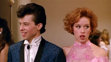 Pretty in Pink: A 1980s Classic Exploring Teenage Romance and Social Class Divides!